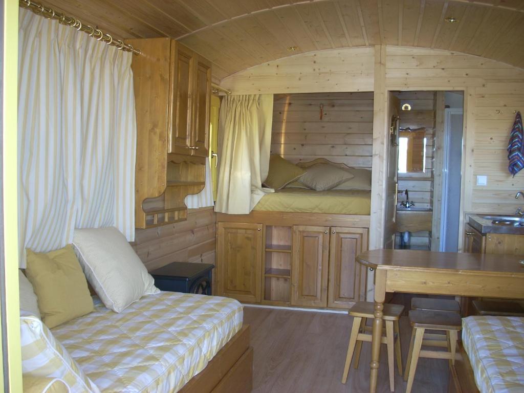 Les Roulottes De La Ferme Des Chanaux Saint-Julien-d'Ance Номер фото